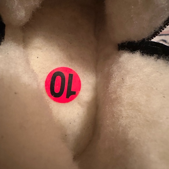 La Canadienne Amy Women's waterproof
Shearling -Lined Suede Booties - Picture 13 of 13